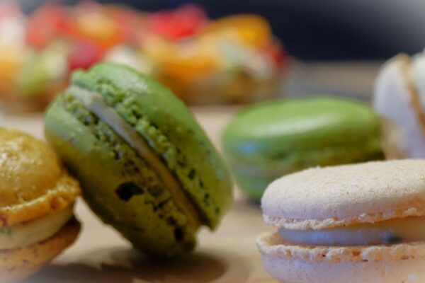 Les 40 macarons confit de mangue et chocolat