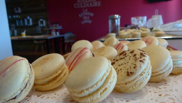Les macarons framboise et chocolat